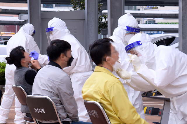 [여수=뉴시스]김석훈 기자 = 11일 전남 여수시청 본청사 주차장에서 시청직원들이 '코로나19' 진단검사를 받고 있다.시청 직원 2300여 명에 대한 선제적 검사가 진행된다. (사진=여수시청 제공) 2021.05.11. photo@newsis.com 