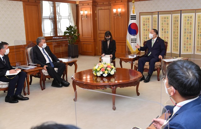 [서울=뉴시스]홍남기 국무총리 직무대행이 11일 서울 종로구 정부서울청사에서 아미르 페렛츠 이스라엘 경제산업부 장관 예방을 받고 대화를 나누고 있다. (사진=국무총리실 제공) 2021.05.11. photo@newsis.com *재판매 및 DB 금지