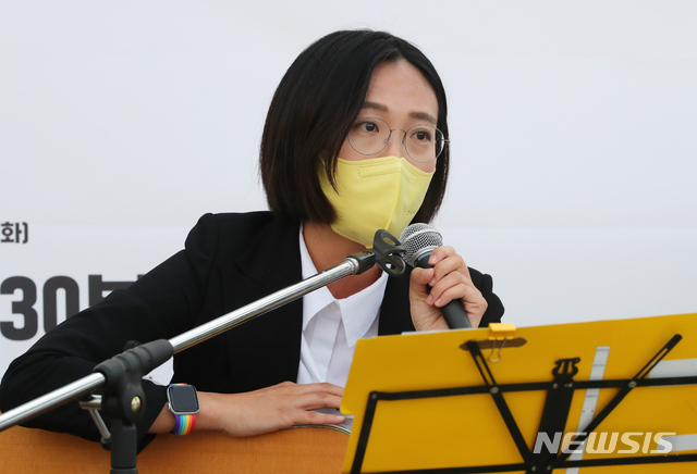 [서울=뉴시스]배훈식 기자 = 장혜영 정의당 의원이 11일 오후 서울 종로구 정부서울청사 정문 앞에서 열린 고 이선호 노동자 산재사망사건 해결촉구 청년촛불 피켓팅에 참석해 발언하고 있다. 2021.05.11. dahora83@newsis.com