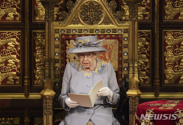 [런던=AP/뉴시스]엘리자베스 2세 영국 여왕이 11일(현지시간) 런던 의회에서 국회 개원 연설을 하고 있다. 여왕은 코로나19 대유행 극복을 최우선 국정 과제로 강조했다. 2021.05.12.