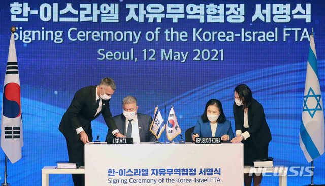 [세종=뉴시스]유명희 산업통상자원부 통상교섭본부장이 12일 소공동 롯데호텔 크리스탈볼룸에서 아미르 페렛츠(Amir PERETZ) 이스라엘 경제산업부 장관을 비롯한 한-이스라엘 정부 대표단과 양국의 FTA 활용 유망 수출기업 및 유관기관 관계자 등 50여명이 온·오프라인으로 참여한 '한-이스라엘 FTA 서명식'에서 서명을 하고 있다. 2021.05.12.(사진=산업통상자원부 제공)
