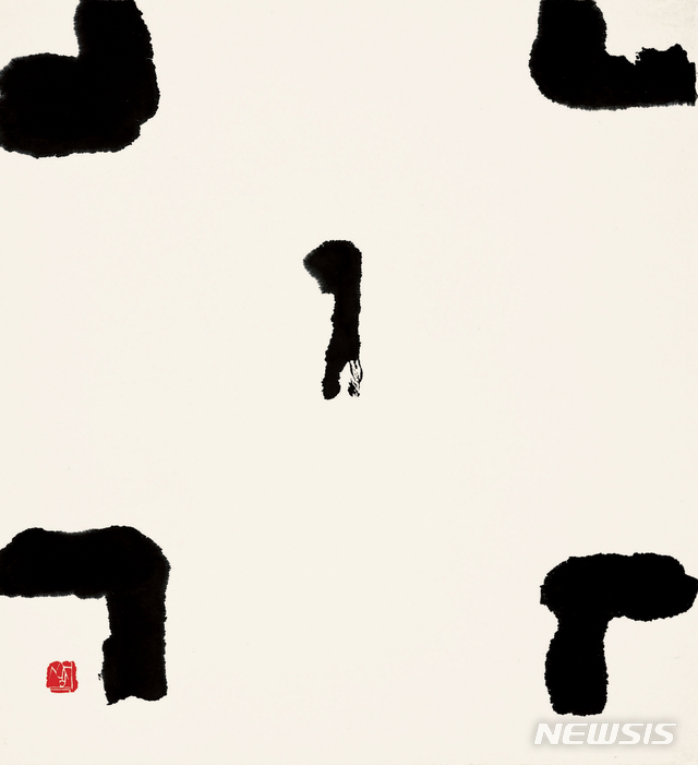 [서울=뉴시스] 산정 서세옥, 행인, 1978, 한지에 수묵, 81.4x74.8cm. 사진=성북구립미술관 제공. 2021.5.12. photo@newsis.com