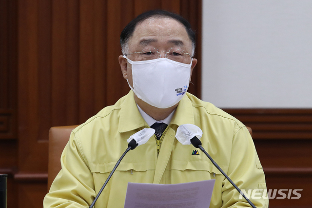 [서울=뉴시스]김명원 기자 = 홍남기 국무총리 직무대행이 12일 오전 서울 종로구 정부서울청사에서 열린 코로나19 중앙재난안전대책본부(중대본) 회의에 참석해 발언하고 있다. (공동취재사진) 2021.05.12. photo@newsis.com