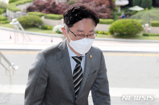 [과천=뉴시스]김병문 기자 = 박범계 법무부 장관이 12일 오전 경기 과천 법무부 청사로 출근하고 있다. (공동취재사진) 2021.05.12. photo@newsis.com