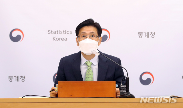 [세종=뉴시스]강종민 기자 = 정동명 통계청 사회통계국장이 12일 오전 정부세종청사에서 2021년 4월 고용동향을 발표하고 있다. 지난달 취업자 수는 65만2000명으로 2014년 8월(67만명) 이후 6년8개월 만에 가장 큰 폭으로 증가했다. 2021.05.12.&nbsp; ppkjm@newsis.com