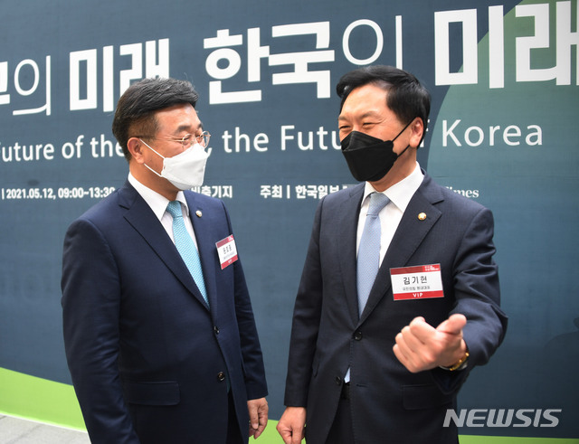 [서울=뉴시스]국회사진기자단 = 윤호중 더불어민주당 원내대표, 김기현 국민의힘 당대표 권한대행 겸 원내대표가 12일 서울 상암동 문화비축기지에서 한국일보사 주최로 열린 ‘한국포럼’에 참석해 대화를 나누고 있다. 2021.05.12. photo@newsis.com