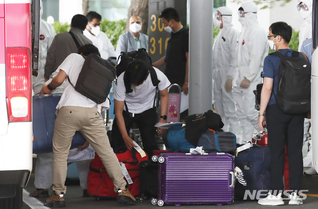 [서울=뉴시스] 정병혁 기자 = 12일 오전 인도 델리에서 아시아나항공 특별운항편을 통해 인천국제공항에 도착한 교민들이 버스에 짐을 싣고 있다. 2021.05.12. jhope@newsis.com