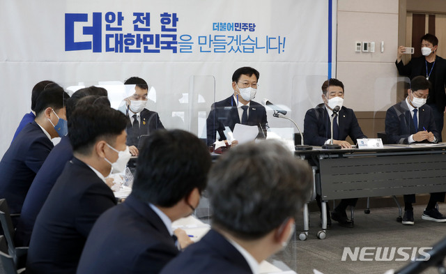 [평택=뉴시스]홍효식 기자 = 송영길 더불어민주당 대표가 12일 오전 경기도 평택시 평택항만공사에서 열린 최고위원회의에서 발언하고 있다. 2021.05.12. yesphoto@newsis.com