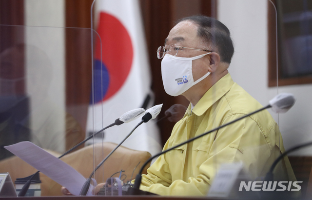 [서울=뉴시스]김명원 기자 = 홍남기 경제부총리 겸 기획재정부 장관이 12일 오전 서울 종로구 정부서울청사에서 열린 제35차 비상경제 중앙대책본부(중대본) 회의에 참석해 발언하고 있다. (공동취재사진) 2021.05.12. photo@newsis.com
