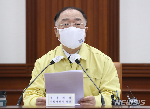 [서울=뉴시스]김명원 기자 = 홍남기 경제부총리 겸 기획재정부 장관이 12일 오전 서울 종로구 정부서울청사에서 열린 제35차 비상경제 중앙대책본부(중대본) 회의에 참석해 발언하고 있다. (공동취재사진) 2021.05.12. photo@newsis.com