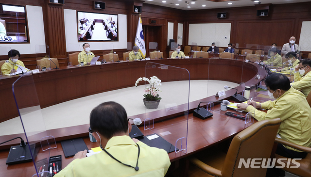 [서울=뉴시스]김명원 기자 = 홍남기 경제부총리 겸 기획재정부 장관이 12일 오전 서울 종로구 정부서울청사에서 열린 제35차 비상경제 중앙대책본부(중대본) 회의를 주재하고 있다. (공동취재사진) 2021.05.12. photo@newsis.com