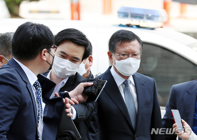 [서울=뉴시스]고승민 기자 = '계열사 부당지원' 의혹을 받고 있는 박삼구 전 금호아시아나 회장이 12일 오전 서울 서초구 서울중앙지법에 구속 전 피의자 심문(영장실질심사)을 받기 위해 들어서고 있다. 2021.05.12. kkssmm99@newsis.com