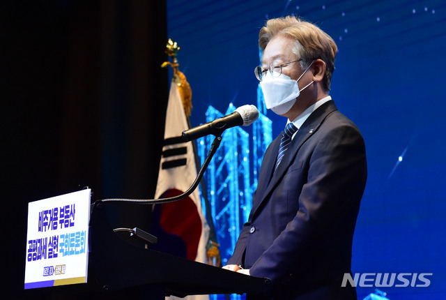 [서울=뉴시스]김진아 기자 = 이재명 경기도지사가 12일 서울 여의도 글래드호텔에서 열린 경기도 '비주거용 부동산 공평과세 실현 국회 토론회'에서 환영사를 하고 있다. (공동취재사진) 2021.05.12. photo@newsis.com