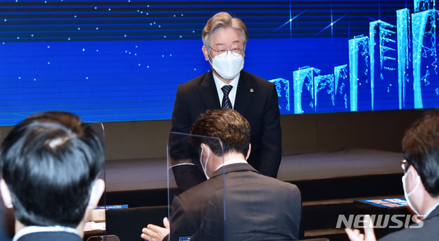 [서울=뉴시스]김진아 기자 = 이재명 경기도지사가 12일 서울 여의도 글래드호텔에서 열린 경기도 '비주거용 부동산 공평과세 실현 국회 토론회'에서 인사를 하고 있다. (공동취재사진) 2021.05.12. photo@newsis.com