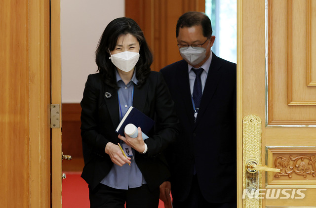 [서울=뉴시스]추상철 기자 = 김외숙(왼쪽) 인사수석과 김진국 민정수석이 12일 오전 청와대에서 열린 천대엽 신임 대법관 임명장 수여식에 참석하고 있다. 2021.05.12. scchoo@newsis.com