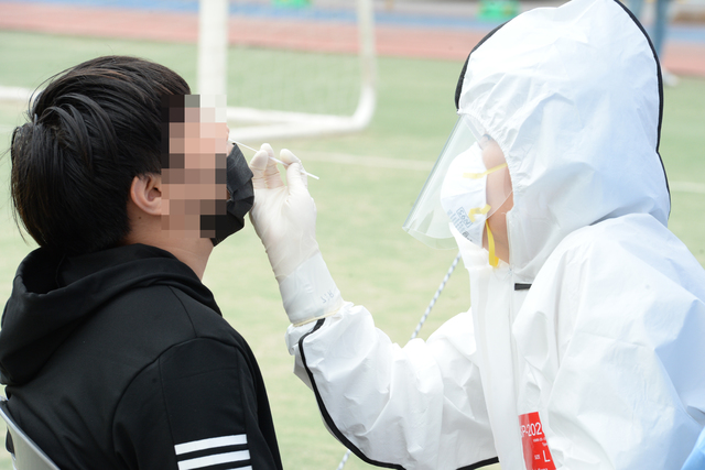 [울산=뉴시스] 배병수 기자 = 울산 동구 한 초등학교 학생이 코로나19 확진판정을 받은 12일 오전 해당 초등학교 임시 선별검사소에서 한 학생이 코로나19 검사를 받고 있다. 2021.05.012. bbs@newsis.com