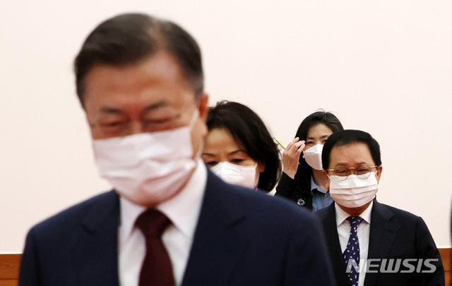 [서울=뉴시스]추상철 기자 = 김외숙 인사수석이 12일 오전 청와대에서 열린 천대엽 신임 대법관 임명장 수여식이 끝난 후 문재인 대통령을 뒤따라 환담장으로 이동하고 있다. 2021.05.12. scchoo@newsis.com