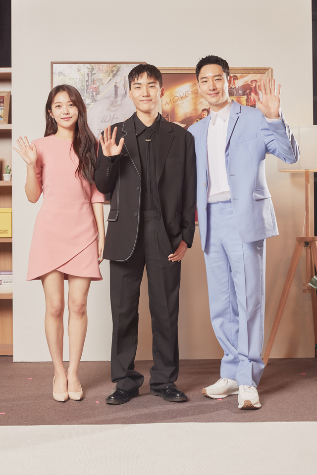 [서울=뉴시스]배우 홍승희, 탕준상, 이제훈이 12일 넷플릭스 새 오리지널 시리즈 '무브 투 헤븐' 온라인 제작발표회에 참석해 포즈를 취하고 있다. (사진=넷플릭스 제공) 2021.05.12. photo@newsis.com *재판매 및 DB 금지