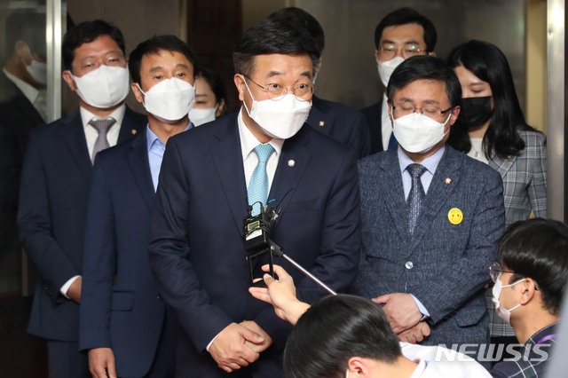 [서울=뉴시스]김진아 기자 = 윤호중 더불어민주당 원내대표가 12일 서울 여의도 국회 의장실 앞에서 국무총리 임명동의안 처리를 위한 본회의 개의 요청을 위해 박병석 국회의장과 면담을 마친 뒤 취재진 질문을 받고 있다. (공동취재사진) 2021.05.12. photo@newsis.com