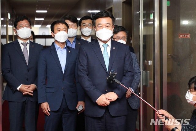 [서울=뉴시스]김진아 기자 = 윤호중 더불어민주당 원내대표가 12일 서울 여의도 국회 의장실 앞에서 국무총리 임명동의안 처리를 위한 본회의 개의 요청을 위해 박병석 국회의장과 면담을 마친 뒤 취재진 질문을 받고 있다. (공동취재사진) 2021.05.12. photo@newsis.com