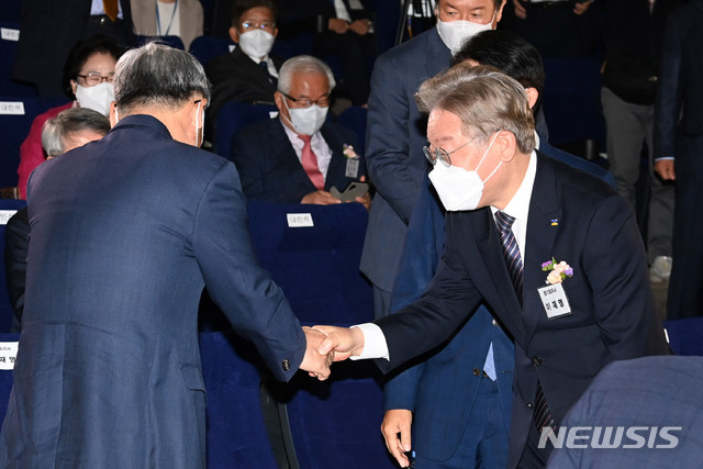 [서울=뉴시스]김진아 기자 = 이재명(오른쪽) 경기도지사가 12일 오전 서울 마포구 서울미디어대학원대학교 상암연구센터에서 열린 민주평화광장 출범식에서 참석자들과 인사하고 있다. (공동취재사진) 2021.05.12. photo@newsis.com