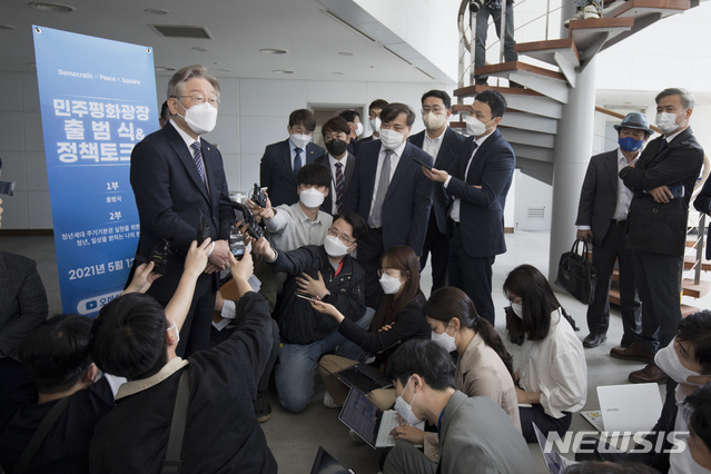 [서울=뉴시스]국회사진기자단 = 이재명 경기도지사가 12일 서울 마포구 서울미디어대학원대학교 상암연구센터에서 열린 민주평화광장 출범식에서 취재진 질문에 답변하고 있다. 2021.05.12. photo@newsis.com