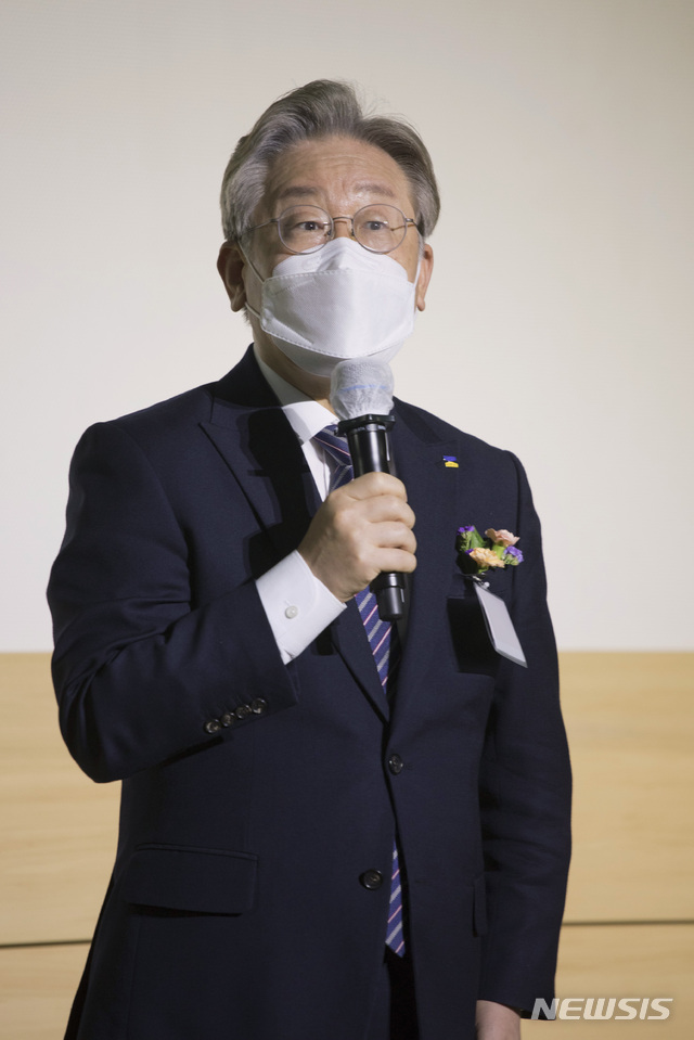 [서울=뉴시스]국회사진기자단 = 이재명 경기도지사가 12일 서울 마포구 서울미디어대학원대학교 상암연구센터에서 열린 민주평화광장 출범식에서 인사말을 하고 있다. 2021.05.12. photo@newsis.com