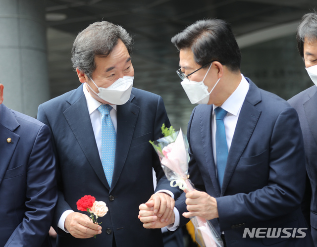 [세종=뉴시스]강종민 기자 = 이낙연 더불어민주당 전 대표가 12일 오전 세종시 어진동 지방자치회관에서 20대 대통령선거 출마선언을 한 양승조 충남지사의 손을 잡고 있다. 2021.05.12.  ppkjm@newsis.com