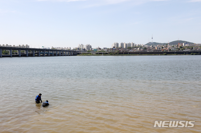 [서울=뉴시스]배훈식 기자 = 한강경찰대 대원들이 지난 12일 오후 서울 서초구 반포한강공원 수상택시 승강장 인근에서 한강 실종 대학생 A(22)씨 친구 B씨의 휴대전화 수색작업을 하고 있다. 2021.05.12. dahora83@newsis.com