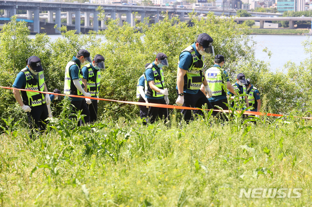 [서울=뉴시스]배훈식 기자 = 경찰이 12일 오후 서울 서초구 반포한강공원 수상택시 승강장 인근에서 고 손정민군 친구 A씨의 휴대전화 수색작업을 하고 있다. 2021.05.12. dahora83@newsis.com