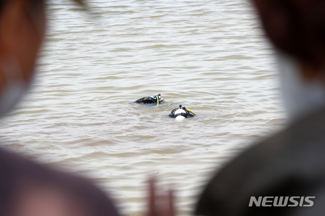 [서울=뉴시스]배훈식 기자 = 민간 잠수사들이 지난 12일 오후 서울 서초구 반포한강공원 수상택시 승강장 인근에서 숨진 의대생 친구 A(22)씨의 친구 B씨의 휴대전화 수색작업을 하고 있다. 2021.05.12. dahora83@newsis.com
