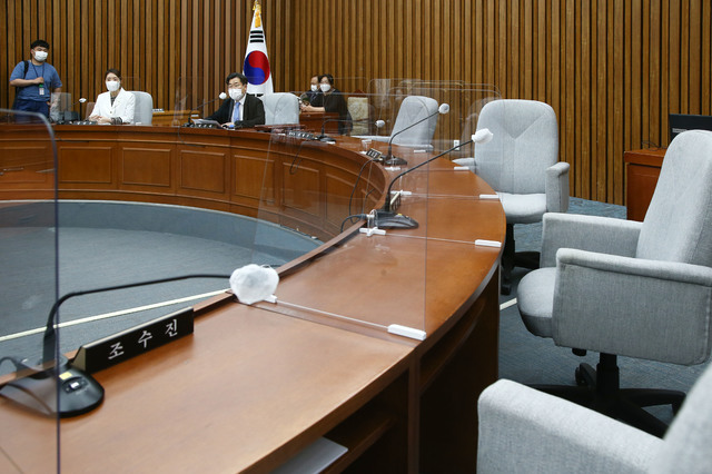 [서울=뉴시스]김진아 기자 = 12일 국회에서 열린 김부겸 국무총리 후보자 인사청문 보고서 채택을 위한 전체회의가 서병수 위원장(국민의힘) 및 야당 의원들의 불참으로 개회조차 못 한 상태로 여당 의원들이 기다리고 있다. (공동취재사진) 2021.05.12. photo@newsis.com