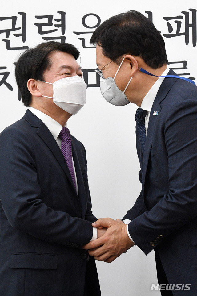 [서울=뉴시스]최동준 기자 = 더불어민주당 송영길 대표가 12일 서울 여의도 국회에서 국민의당 안철수 대표를 예방해 악수하고 있다. (공동취재사진) 2021.05.12. photo@newsis.com