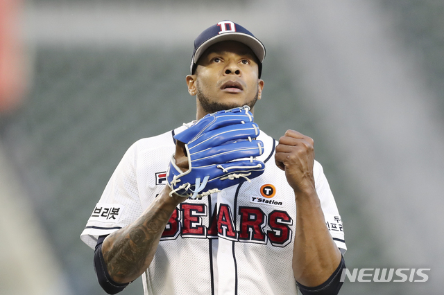 [서울=뉴시스]최진석 기자 = 12일 서울 송파구 잠실야구장에서 열린 2021 KBO리그 키움 히어로즈와 두산 베어스의 경기, 두산 선발투수 미란다가 3회초를 1실점하며 이닝 종료 뒤 더그아웃으로 들어가고 있다. 2021.05.12. myjs@newsis.com