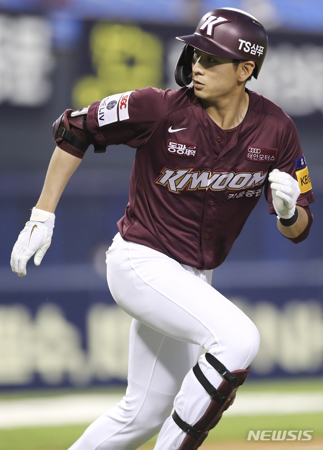 [서울=뉴시스]최진석 기자 = 12일 서울 송파구 잠실야구장에서 열린 2021 KBO리그 키움 히어로즈와 두산 베어스의 경기, 5회초 1사 주자없는 상황 키움 이정후가 볼넷 상황에서 공이 빠지자 공을 보며 1루로 뛰어가고 있다. 2021.05.12. myjs@newsis.com