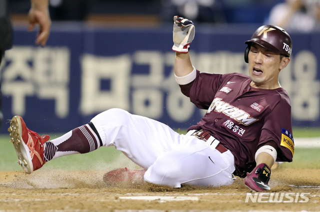 [서울=뉴시스]최진석 기자 = 12일 서울 송파구 잠실야구장에서 열린 2021 KBO리그 키움 히어로즈와 두산 베어스의 경기, 9회초 2사 2,3루 상황 키움 이지영의 안타 때 2루주자 서건창이 득점을 올리고 있다. 2021.05.12. myjs@newsis.com