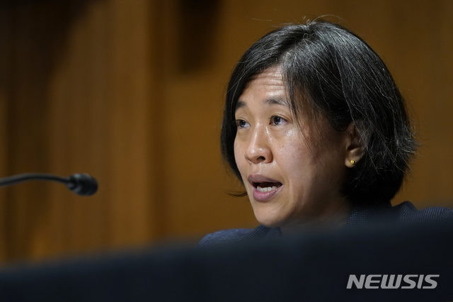 [워싱턴=AP/뉴시스]캐서린 타이 미 무역대표부(USTR) 대표가 12일(현지시간) 상원 금융위원회에 출석해 발언하고 있다. 2021.05.13.