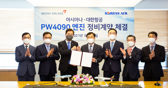 [서울=뉴시스] 이수근 대한항공 operation 부문 부사장(왼쪽에서부터 세번째), 진종섭 아시아나항공 전략기획본부장(가운데) 등 양사 관계자들이 참석해 계약서 서명 이후 기념 사진 촬영을 하고 있다.