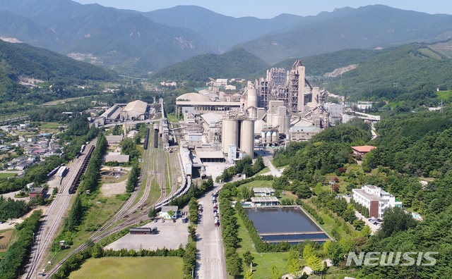 [서울=뉴시스] 쌍용C&E 동해공장 전경.