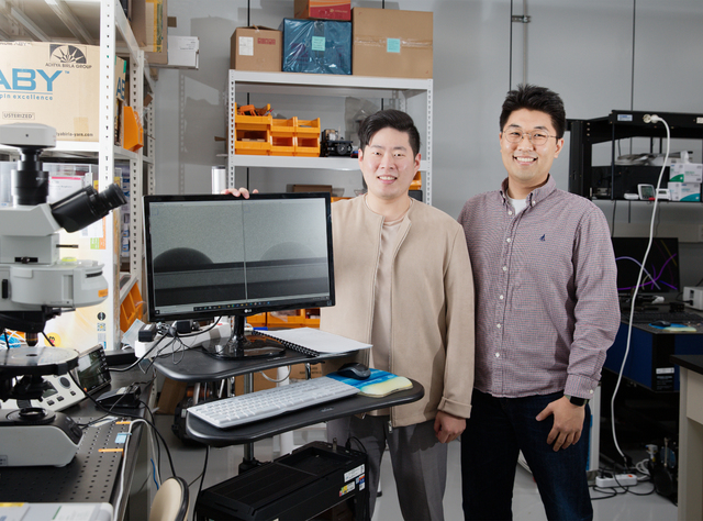 [울산=뉴시스] 구미현 기자 =UNIST(울산과학기술원)는 물리학과 정준우 교수팀이 중성자빔으로 물방울을 떠나는 물과 공기 중에서 물방울로 유입되는 물을 구별해 관측하는 데 성공했다고 13일 밝혔다.&nbsp; 임재관 연구원(좌측)과 정준우 교수(우측). 모니터에 밝기가 다른 중수와 경수 물방울 사진이 있다. 2021.05.13. (사진=UNIST제공) photo@newsis.com *재판매 및 DB 금지