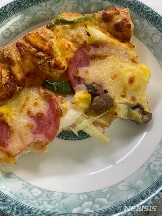 [인천=뉴시스] 정일형 기자 = 인천 청라에 거주하는 시민이 '도미노 피자'에서 플라스틱 추정 이물질이 발견됐다며 민원을 제기했다. 20201.05.13 jih@newsis.com