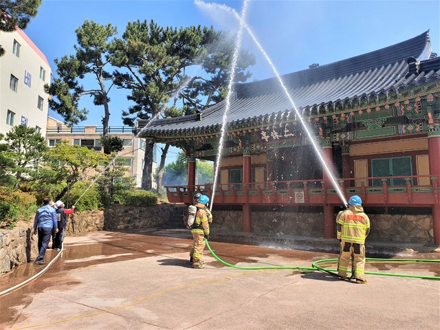 [울산=뉴시스] 조현철 기자 = 13일 울산시지정문화재 제1호인 '이휴정'에서 울산 남부소방서 대원들이 목조문화재에 대한 화재예방 합동소방훈련하고 있다. 2021.05.13. (사진=울산연구원 제공) photo@newsis.com *재판매 및 DB 금지