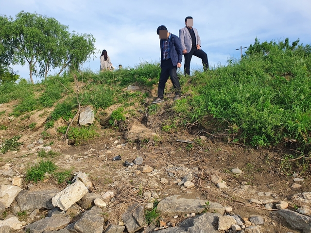 [서울-뉴시스]홍지은 기자 = 서울 한강공원 근처에서 술을 마신 뒤 실종됐다가 시신으로 발견된 대학생 A씨와 함께 술을 마신 친구 B씨가 실종 당일 새벽 4시20분께 한강 인근 경사면에서 혼자 자고 있었다는 목격자의 진술이 나왔다. 사진은 B씨가 혼자 자고 있었다는 경사면 현장 사진. 2021. 05.13 *재판매 및 DB 금지