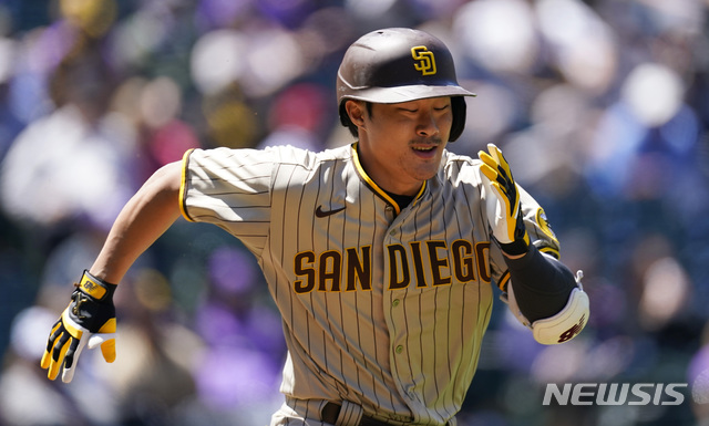 [덴버=AP/뉴스시]샌디에이고 파드리스의 김하성이 12일(현지시간) 미 콜로라도주 덴버의 쿠어스필드에서 열린 2021 메이저리그 콜로라도 로키스와의 연속 경기 1차전 2회 초 유격수 앞 내야 안타를 치고 1루로 전력 질주하고 있다. 김하성은 3타수 1안타 1도루를 기록했고 샌디에이고는 5-3으로 승리했다. 2021.05.13.