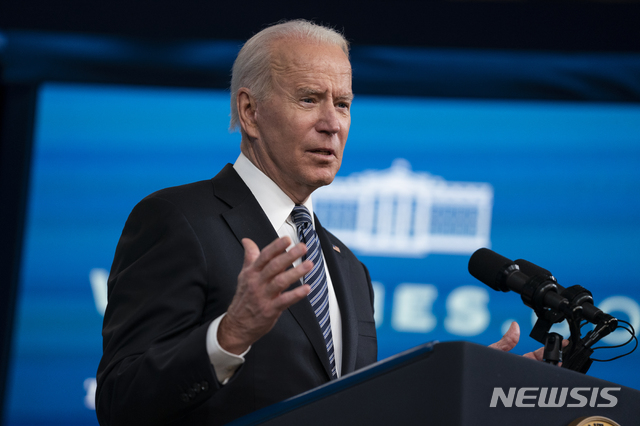 [워싱턴=AP/뉴시스]조 바이든 미국 대통령이 12일(현지시간) 백악관에서 코로나19 대응 및 백신 접종에 관해 연설하고 있다. 2021.05.13.