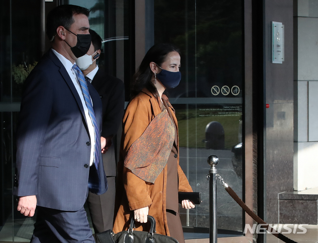 [서울=뉴시스]조수정 기자 = 방한한 애브릴 헤인스 미국 국가정보국(DNI) 국장이 13일 오전 서울 시내 한 호텔을 나서고 있다. 이날 헤인스 국장은 비무장지대(DMZ)과 판문점 공동경비구역(JSA)을 돌아볼 것으로 보도됐다. 헤인스 국장은 미국 중앙정보국(CIA)과 연방수사국(FBI) 등 15개 정보기관을 총괄하는 미국 정보수장이다. 2021.05.13. chocrystal@newsis.com