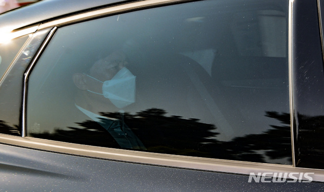 [서울=뉴시스]이영환 기자 = 이성윤 서울중앙지검장이 13일 오전 서울 서초구 서울중앙지검으로 차량을 이용해 출근을 하고 있다. (공동취재사진) 2021.05.13. photo@newsis.com