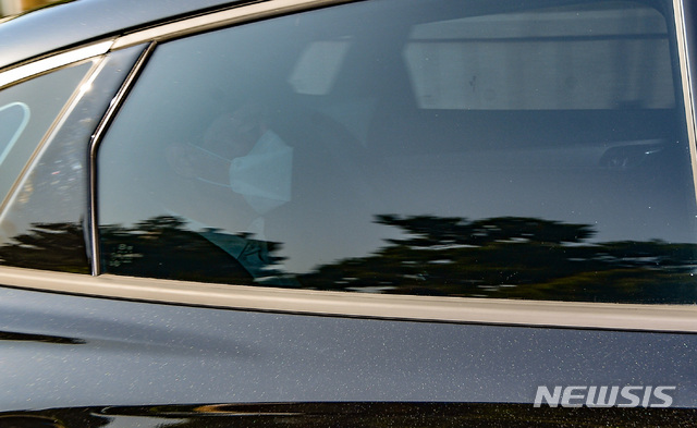 [서울=뉴시스]이영환 기자 = 이성윤 서울중앙지검장이 13일 오전 서울 서초구 서울중앙지검으로 차량을 이용해 출근을 하고 있다. (공동취재사진) 2021.05.13. photo@newsis.com