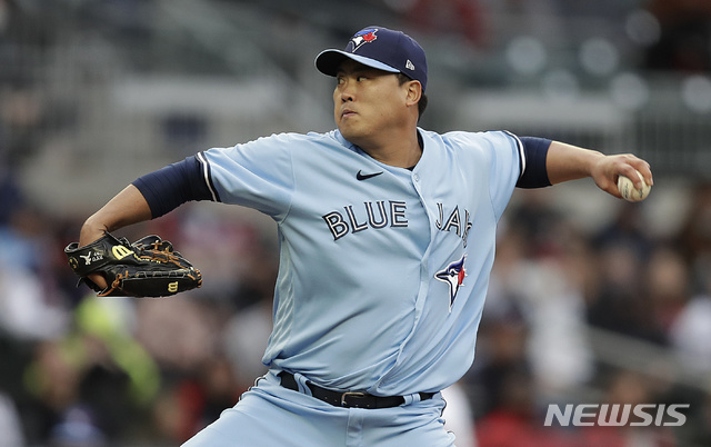 [애틀랜타=AP/뉴시스]토론토 블루제이스의 류현진이 12일(현지시간) 미 조지아주 애틀랜타의 트루이스트 파크에서 열린 2021 메이저리그 애틀랜타 브레이브스와의 원정 경기에 선발 등판해 1회 투구하고 있다. 2021.05.13.