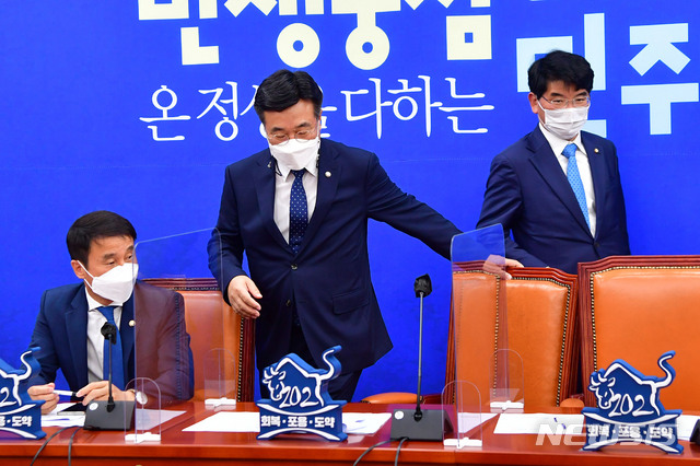 [서울=뉴시스]김진아 기자 = 윤호중 더불어민주당 원내대표가 13일 오전 서울 여의도 국회에서 열린 정책조정회의에 참석하고 있다. (공동취재사진) 2021.05.13. photo@newsis.com